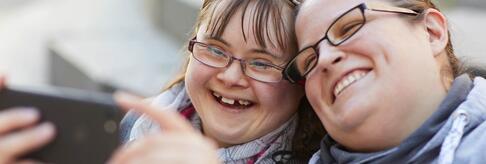 Zwei Frauen schauen im Handy nach Infos ...